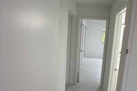 Condo in West Palm Beach, Florida, 2 bedrooms № 2245909 - photo 4