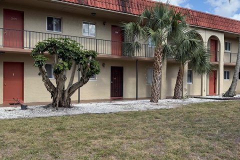 Condo in West Palm Beach, Florida, 2 bedrooms № 2245909 - photo 12