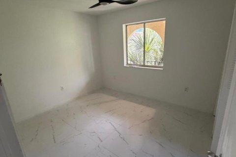 Condo in West Palm Beach, Florida, 2 bedrooms № 2245909 - photo 8
