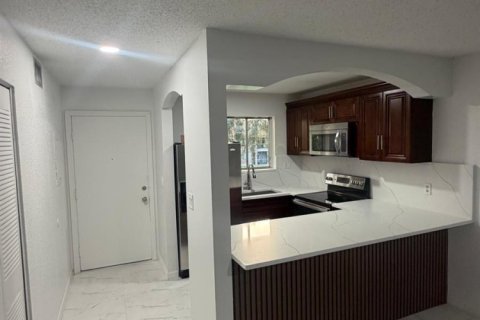 Condo in West Palm Beach, Florida, 2 bedrooms № 2245909 - photo 13