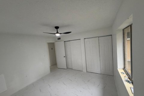 Condo in West Palm Beach, Florida, 2 bedrooms № 2245909 - photo 2