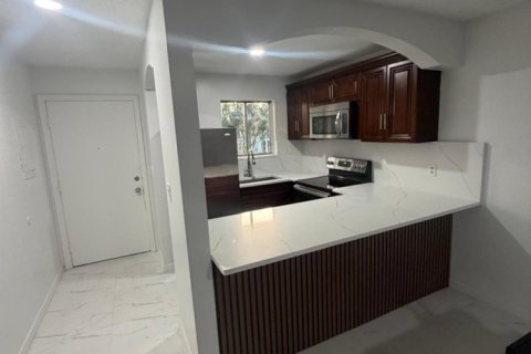 Condo in West Palm Beach, Florida, 2 bedrooms № 2245909 - photo 11