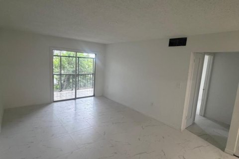 Condo in West Palm Beach, Florida, 2 bedrooms № 2245909 - photo 17