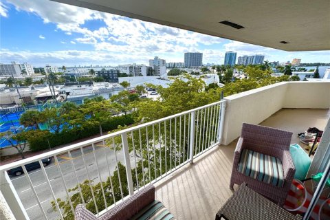 Condominio en venta en Miami Beach, Florida, 2 dormitorios, 75.62 m2 № 1857114 - foto 1