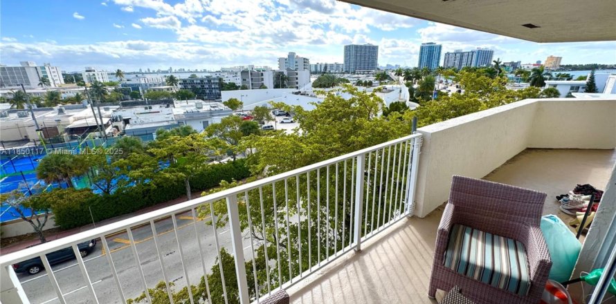 Condominio en Miami Beach, Florida, 2 dormitorios  № 1857114