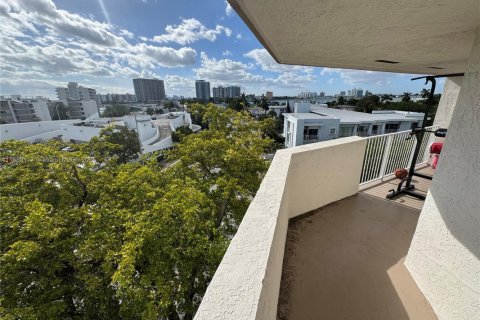 Condominio en venta en Miami Beach, Florida, 2 dormitorios, 75.62 m2 № 1857114 - foto 2