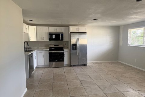 House in Tampa, Florida 3 bedrooms, 89.19 sq.m. № 2202824 - photo 2