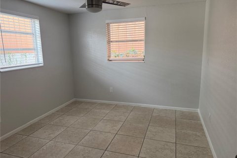 House in Tampa, Florida 3 bedrooms, 89.19 sq.m. № 2202824 - photo 5