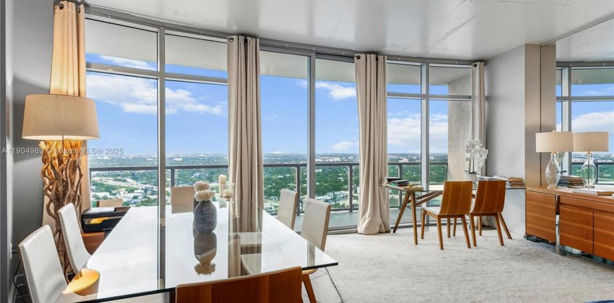 Кондоминиум с 2 спальнями в Майами, Флорида № 1956952