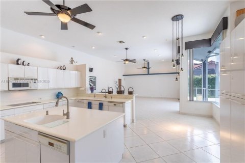 Casa en venta en Coral Springs, Florida, 5 dormitorios, 361.3 m2 № 1872431 - foto 12