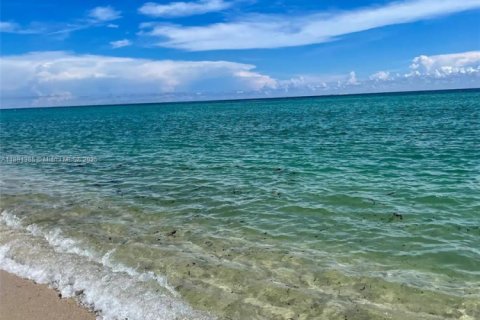 Condo in Miami Beach, Florida, 1 bedroom  № 1925062 - photo 24