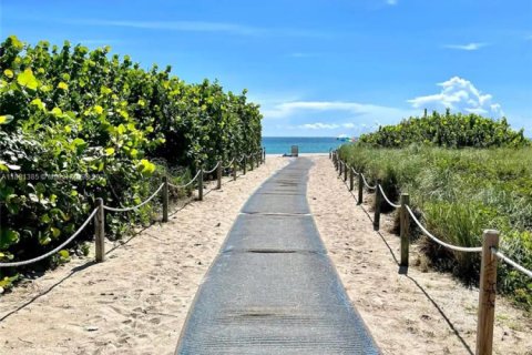 Condo in Miami Beach, Florida, 1 bedroom  № 1925062 - photo 29