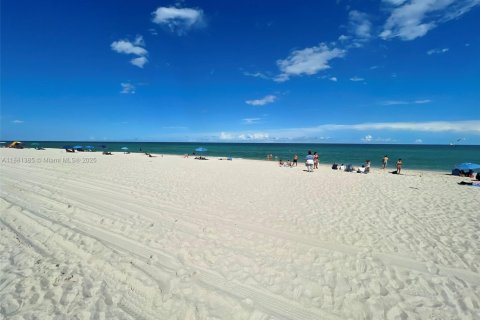 Condo in Miami Beach, Florida, 1 bedroom  № 1925062 - photo 23