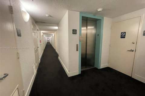 Condo in Miami Beach, Florida, 1 bedroom  № 1925062 - photo 13