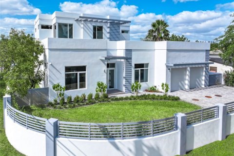 Villa ou maison à vendre à Doral, Floride: 5 chambres, 336.03 m2 № 1844171 - photo 1