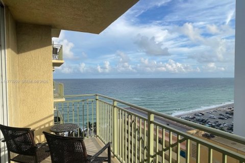 Copropriété à louer à Hallandale Beach, Floride: 2 chambres, 110.55 m2 № 2193776 - photo 2