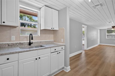 Villa ou maison à vendre à Sarasota, Floride: 3 chambres, 80.27 m2 № 2207992 - photo 5