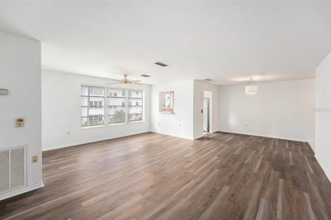 Condo in Saint Petersburg, Florida, 2 bedrooms  № 2096634 - photo 6
