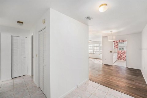 Condo in Saint Petersburg, Florida, 2 bedrooms  № 2096634 - photo 19