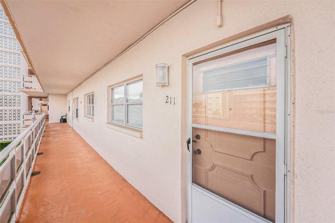 Condo in Saint Petersburg, Florida, 2 bedrooms  № 2096634 - photo 4