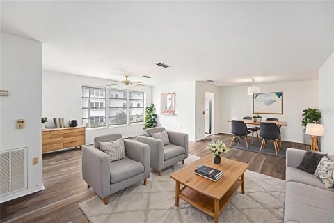 Condo in Saint Petersburg, Florida, 2 bedrooms  № 2096634 - photo 7