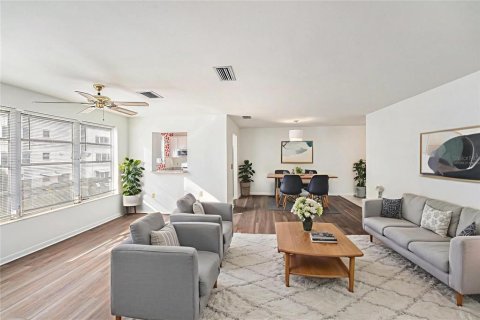 Condo in Saint Petersburg, Florida, 2 bedrooms  № 2096634 - photo 9