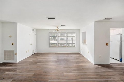 Condo in Saint Petersburg, Florida, 2 bedrooms  № 2096634 - photo 16