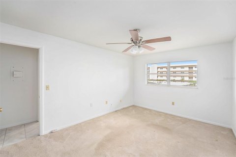 Condo in Saint Petersburg, Florida, 2 bedrooms  № 2096634 - photo 21
