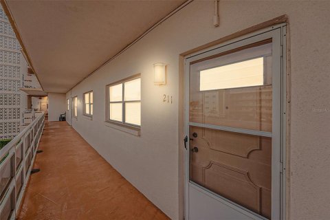 Condo in Saint Petersburg, Florida, 2 bedrooms  № 2096634 - photo 5