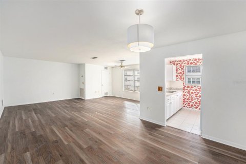 Condo in Saint Petersburg, Florida, 2 bedrooms  № 2096634 - photo 10