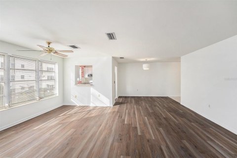 Condo in Saint Petersburg, Florida, 2 bedrooms  № 2096634 - photo 8