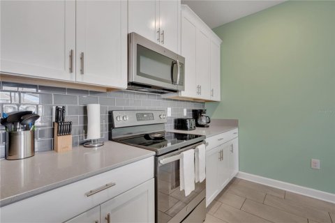Townhouse in Davenport, Florida 4 bedrooms, 176.7 sq.m. № 1650475 - photo 21