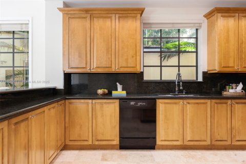 House in Coral Gables, Florida 5 bedrooms, 344.02 sq.m. № 1739118 - photo 13