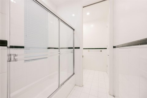 House in Coral Gables, Florida 5 bedrooms, 344.02 sq.m. № 1739118 - photo 21