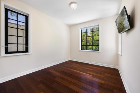 House in Coral Gables, Florida 5 bedrooms, 344.02 sq.m. № 1739118 - photo 23