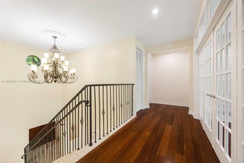 House in Coral Gables, Florida 5 bedrooms, 344.02 sq.m. № 1739118 - photo 14