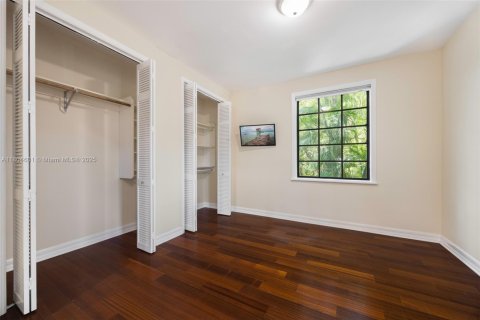 House in Coral Gables, Florida 5 bedrooms, 344.02 sq.m. № 1739118 - photo 20