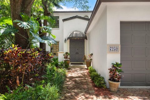 House in Coral Gables, Florida 5 bedrooms, 344.02 sq.m. № 1739118 - photo 2