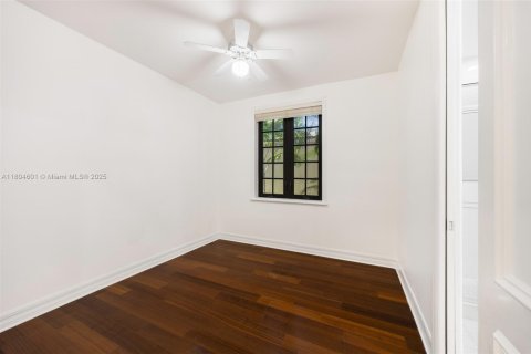 House in Coral Gables, Florida 5 bedrooms, 344.02 sq.m. № 1739118 - photo 24