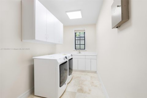 House in Coral Gables, Florida 5 bedrooms, 344.02 sq.m. № 1739118 - photo 29