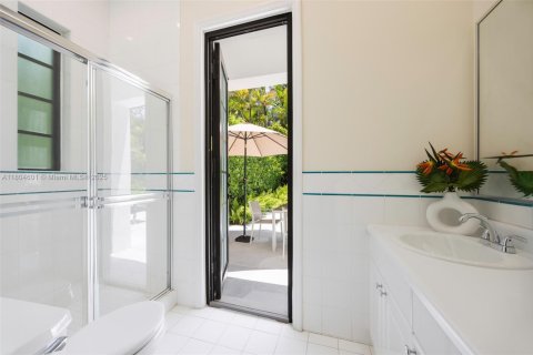 House in Coral Gables, Florida 5 bedrooms, 344.02 sq.m. № 1739118 - photo 27