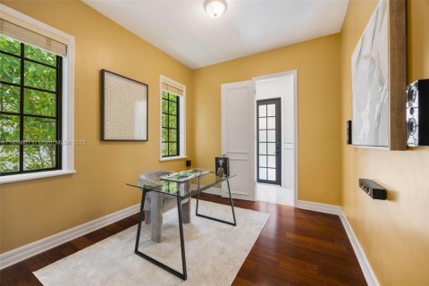 House in Coral Gables, Florida 5 bedrooms, 344.02 sq.m. № 1739118 - photo 26