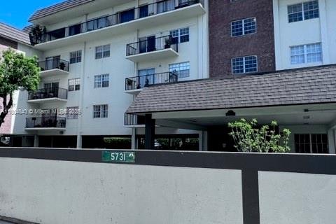 Condo in Virginia Gardens, Florida, 1 bedroom  № 1700984 - photo 2