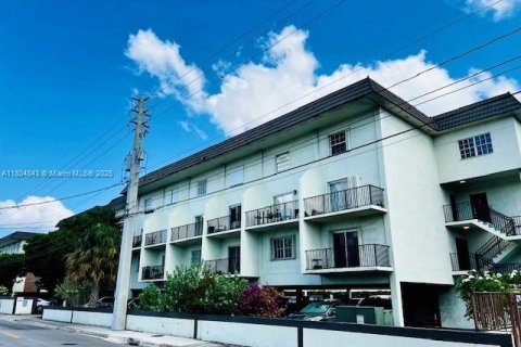 Condo in Virginia Gardens, Florida, 1 bedroom  № 1700984 - photo 1