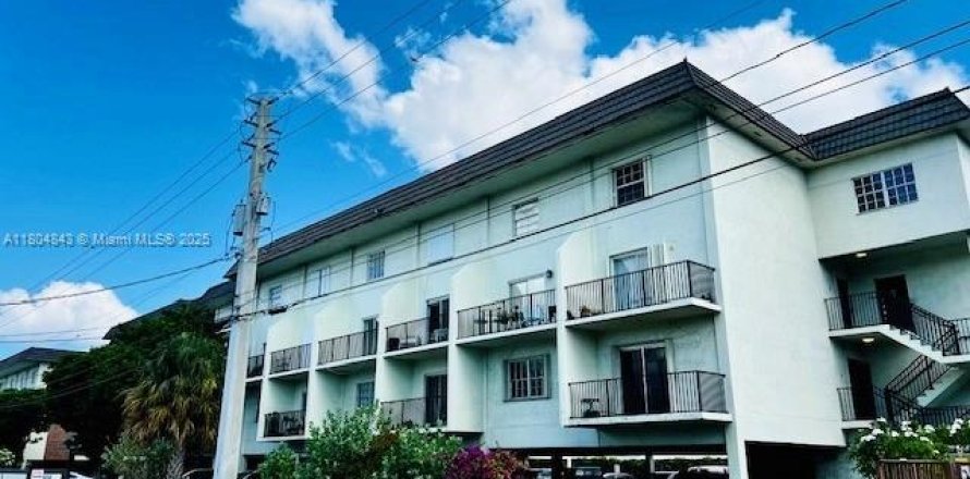 Condo in Virginia Gardens, Florida, 1 bedroom  № 1700984