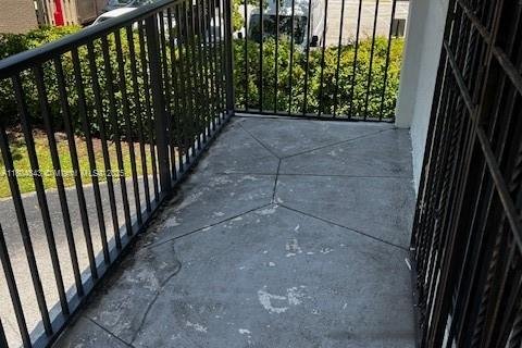 Condo in Virginia Gardens, Florida, 1 bedroom  № 1700984 - photo 17