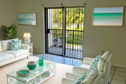 Condo in Virginia Gardens, Florida, 1 bedroom  № 1700984 - photo 6