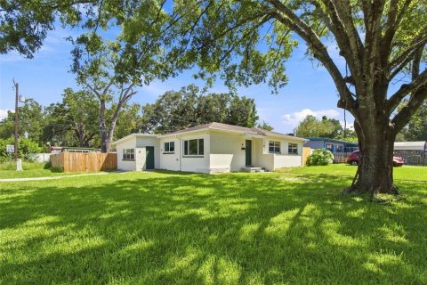 House in Tampa, Florida 4 bedrooms, 121.33 sq.m. № 2330052