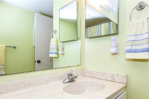 Condo in Venice, Florida, 2 bedrooms № 2100993 - photo 30