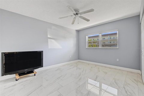 Condo in Dunedin, Florida, 2 bedrooms  № 2388596 - photo 14